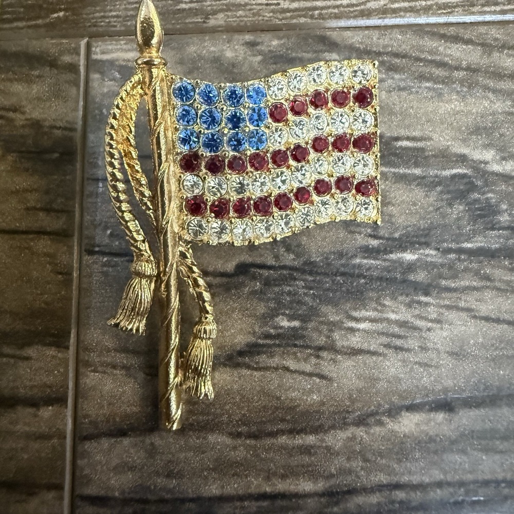 Vintage Signed JJ American Flag Brooch Rhinestone Patriotic USA Pin Gold Tone - Picture 1 of 3